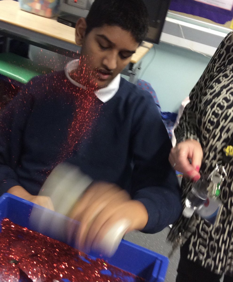 MellandHigh's tweet photo. G2 pupils created beautiful poppies, by recycling plastic bottles. They looked amazing ! #MHS2020 #BFETPassion https://t.co/MBDqFU5Vgb