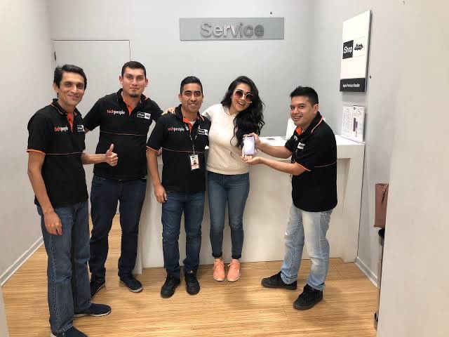 Alan1008's tweet photo. @MARCIANOPHONE Reseller, más especifico techpeople de ishop, los cuales a mi igual me han querido cobrar por cosas que en apple store no te cobran. Foto para que compares uniformes https://t.co/jxUBO1yMZV