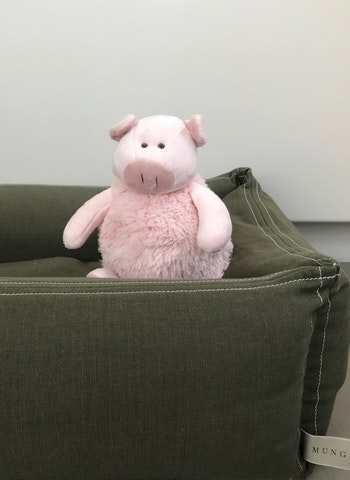 Christmas Gift Guide for Country Lovers: a guide to the most gorgeous and glamorous gifts for the country bumpkins in your life inc dog bed <a href="/MungoMaud/">Mungo & Maud</a> bit.ly/2K9noMk #gwggiftguide #christmas #gifts