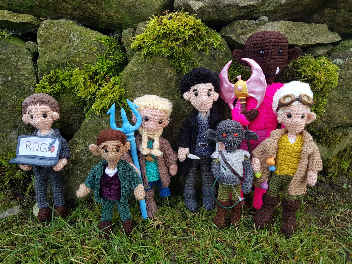 veroo__nika's tweet photo. I just HAD to take one "awkward family picture" style photo with all of them!

@AlexanderNewall @BraveSirFblthp @benrlmeredith @LydNicholas @Alecto101

#RQGaming #rustyquillfanart #AlexanderNewall #hamidaltahan #zolfsmith #sasharackett #grizzop #azu #celsidebottom https://t.co/etY0qo7Nvp