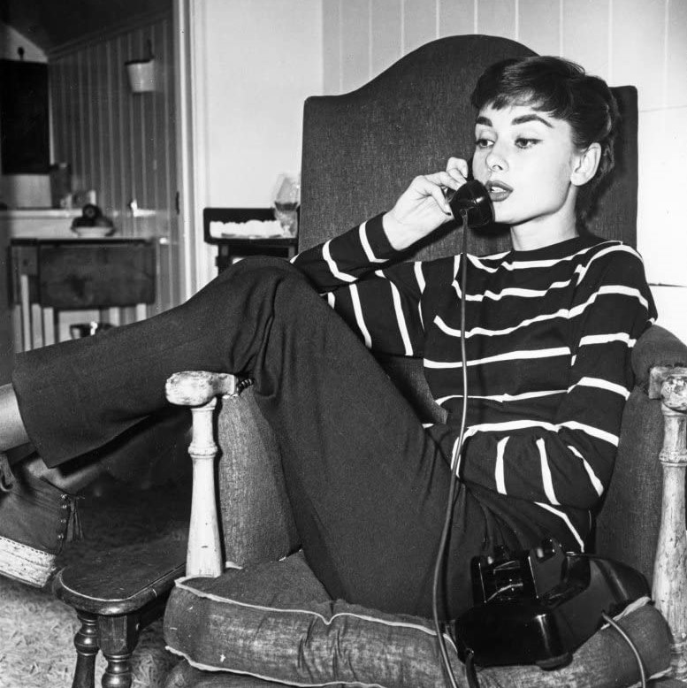 ErnoLaszlo's tweet photo. Self-care is calling. Have you shown your skin some love this week? Try doing as Audrey did: Keep Dr. Laszlo on the line for all your ritual skincare needs. https://t.co/JGO7aCrSMY  #seasonofselfcare  #ernolaszlo #ernolaszloholiday #laszloglow #luxuryskincare https://t.co/s0xqRLgue9