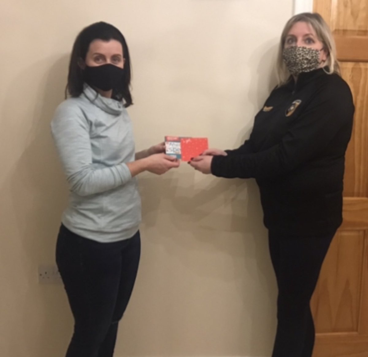 crossrangers's tweet photo. ⚫️🔶Our next voucher winner was Peter Mooney, Tullyard. His Wife, Sinead collects his prize from ticket seller, @CRangersPRO 
Happy shopping Sinead! 👏
#welldone #clubraffle https://t.co/b7T8c7aT5S