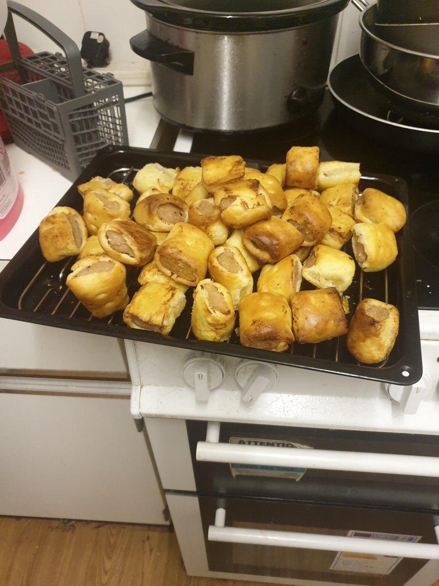 Dad fed ✅ Cats fed ✅ Renal Unit &amp; ward 18 treats ✅ Now to work on a presentation. Busy evening feeling productive 🙂