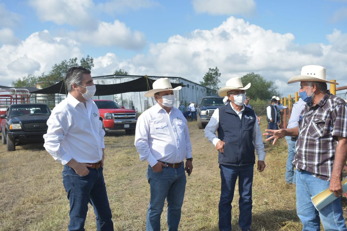 RuralTam_mx's tweet photo. El secretario @LongoriaAriel acompañado por el alcalde Abel Gámez Cantú reconocen el esfuerzo que hace el Ejecutivo Estatal para seguir respaldando a la ganadería por ser uno de los pilares de la economía rural de Tamaulipas.
#RuralTam
#GobTam https://t.co/jYYFu1520Y