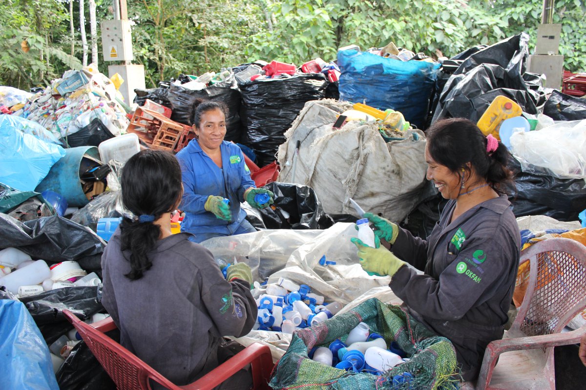  #Women in informal recycling have formed networks of material and social provisioning to ensure their livelihoods & everyone else’s in the process. Their practices are an inspiration for a socially restorative and  #regenerative  #circulareconomy  @DiscardStudies  #Discard2020 1/10