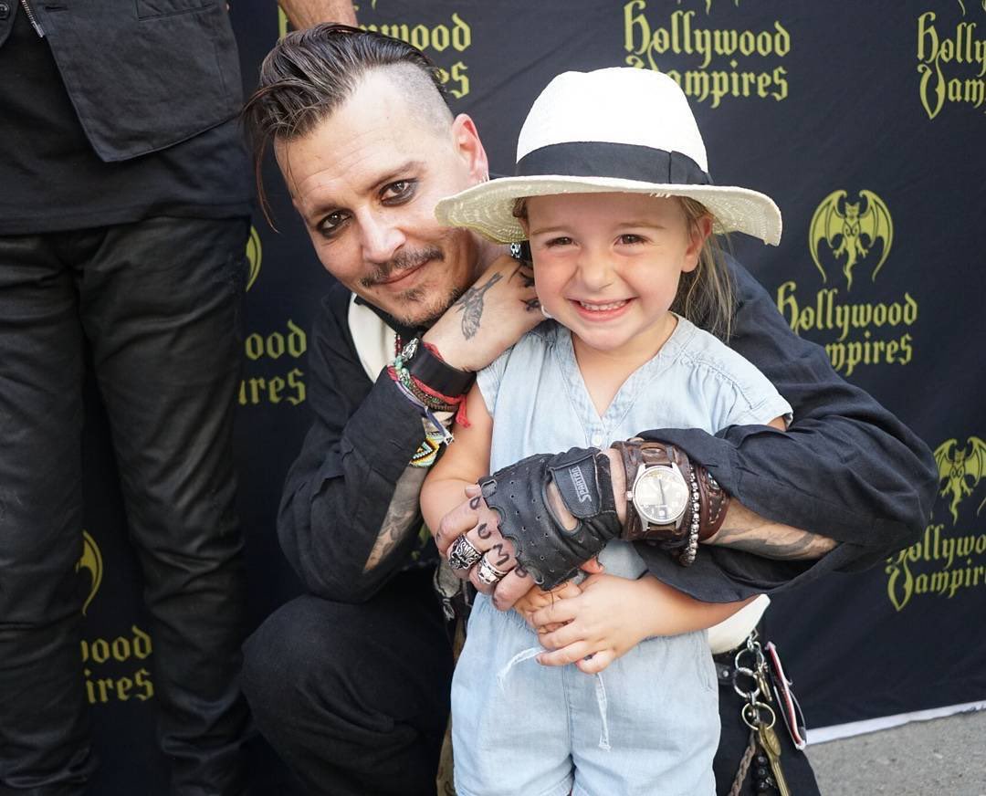4) July 2016 - During a Hollywood Vampires tour, after Amber Heard made false allegations & spread lies about Johnny Depp.No one believed him & the world turned its back on him when he was the real victim all along.He wrote this on his fingers at that time: HELP/ DUMB. (HINT)