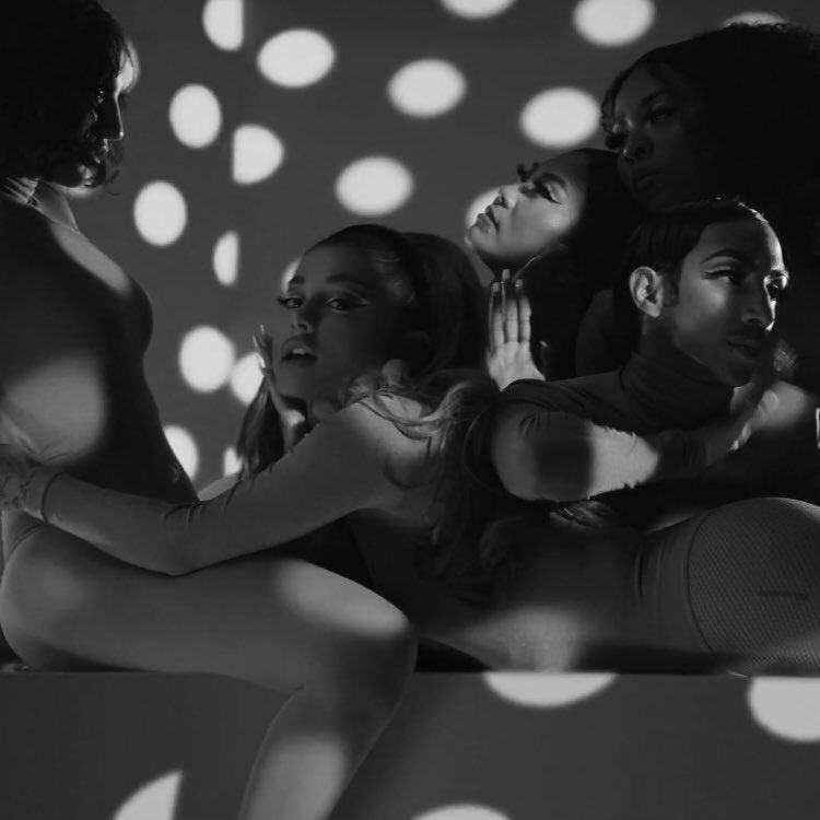 quitcloudy's tweet image. the visuals @ArianaGrande