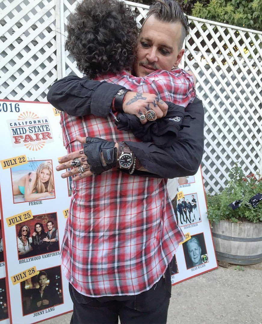 4) July 2016 - During a Hollywood Vampires tour, after Amber Heard made false allegations & spread lies about Johnny Depp.No one believed him & the world turned its back on him when he was the real victim all along.He wrote this on his fingers at that time: HELP/ DUMB. (HINT)