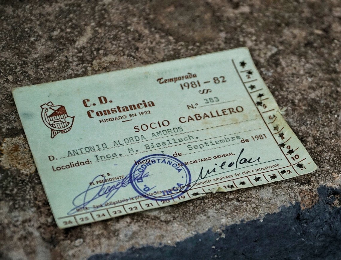 CEConstancia's tweet photo. 😍🔝 Gent com don Antoni Alorda són el Constància. Més de quaranta anys sent soci. 
Gràcies per fer-te soci d'honor. Gràcies per donar suport al #FutbolLocal 
🤍🖤 #TotsPlegats 🤍🖤 https://t.co/DFNcDh8OFr