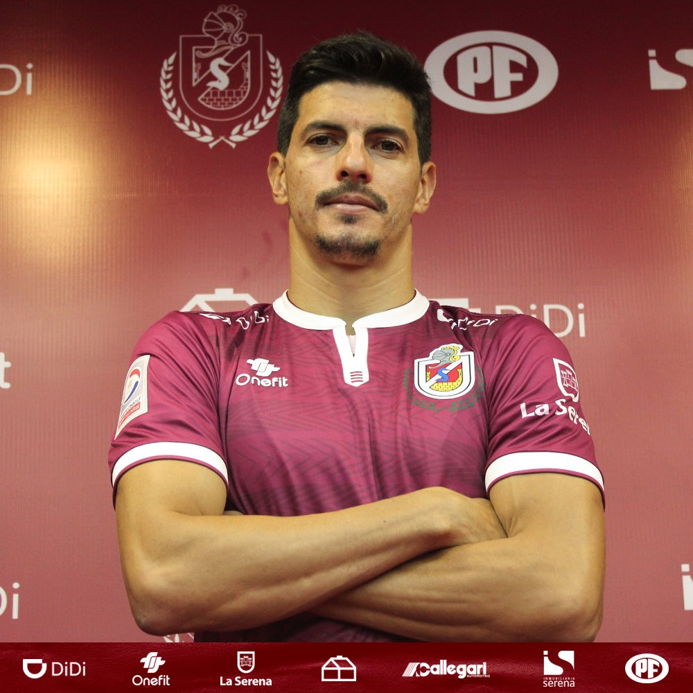 ElFortindeVelez's tweet photo. Rodrigo Salinas, quien rescindió contrato en los últimos días en #Velez se convirtió en nuevo refuerzo de CD La Serena 🇨🇱. Mucha suerte Potro! #ExVelez https://t.co/hjkeeMTTWU