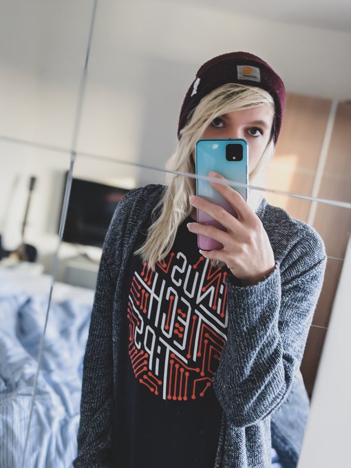 Free tech tip: big phone hides stupid face :)
#Femboy https://t.co/T1EMDiEAXX