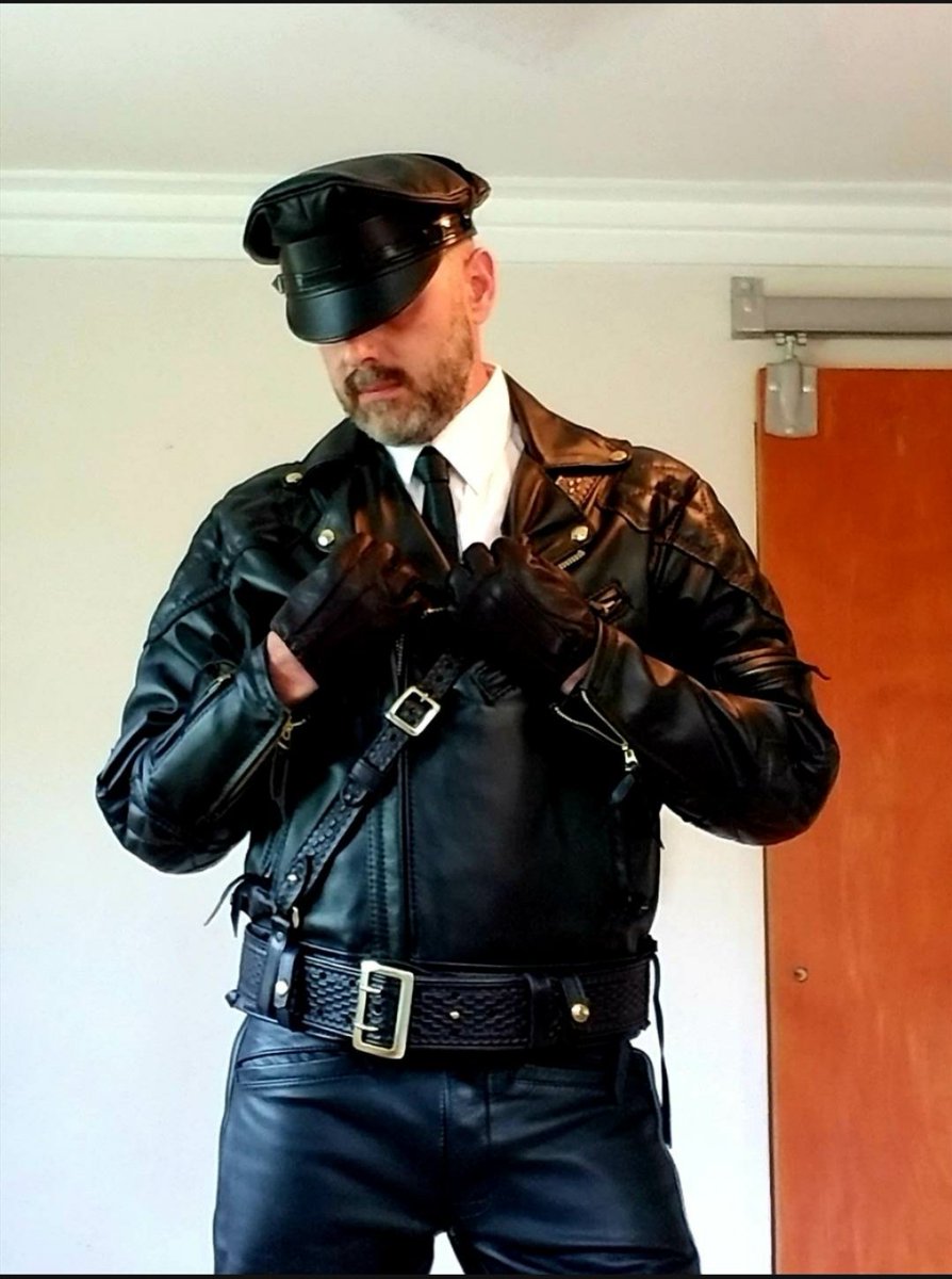 Intent2Capture's tweet photo. Catagory is almost always leather.. @ReconNews. Full @BLUFclub @LanglitzLeathrs jacket. Silverswoop on Recon. #recon #reconmen #leathermen #leatherman #muircap #Langlitz #leathergear #leatherfetish #sambrowne #leathergloves #scruff https://t.co/DtIoHzkOJu