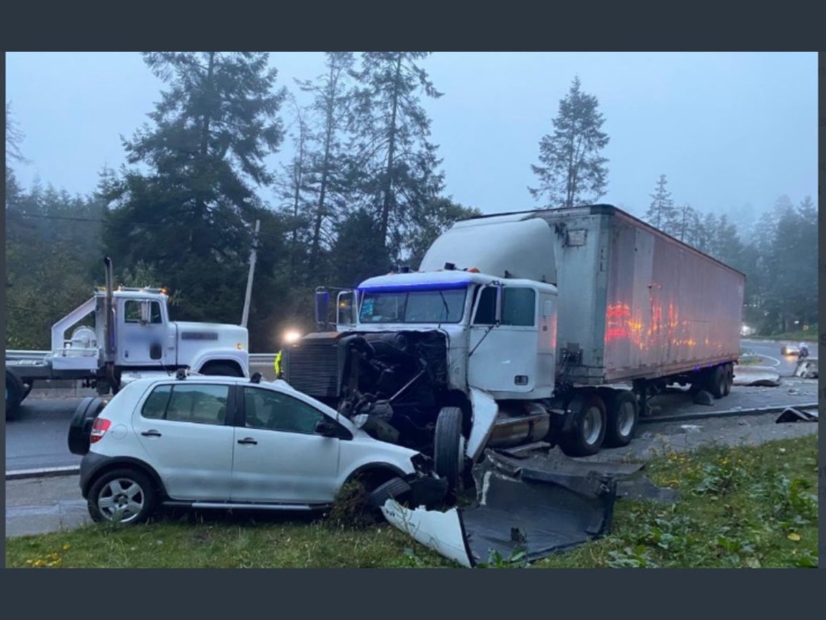 OscarGonzalezYa's tweet photo. Un #Accidente mas en la carretera #Mexico #Toluca hasta cuando las autoridades harán algo, la solución es confinar a los vehículos pesados a un carril que circulen a 50 km por hora en las bajadas #URGENTE #LoMasVisto #LoMasLeido #CDMX #Mexico-Toluca #Lerma #PT #MilenioAlMomento https://t.co/BdrwkuPXU1