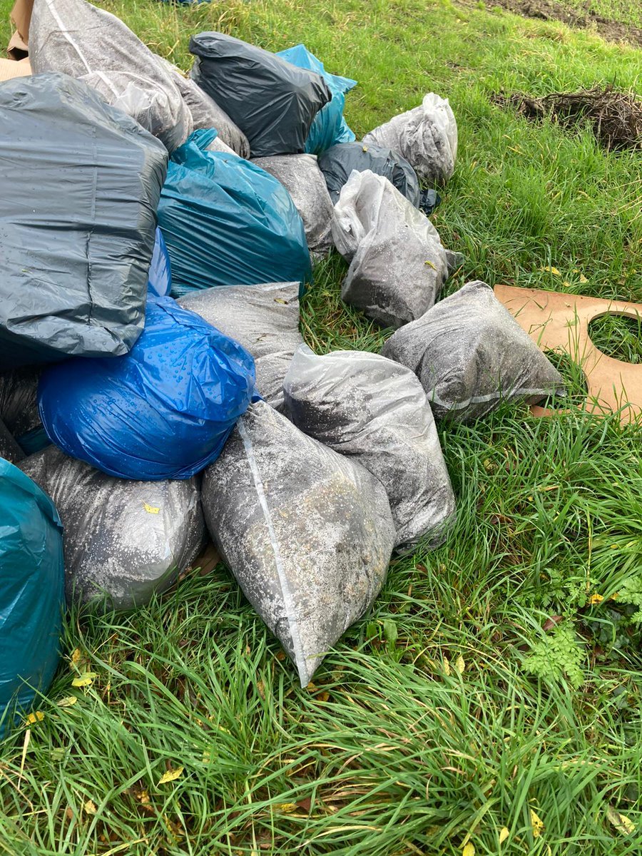 Vandaag +/- 100 zakken hennep afval aangetroffen in een natuurgebied😔. Helaas geen daderindicatie, gaat iemand weer geld kosten.
#ondermijning
