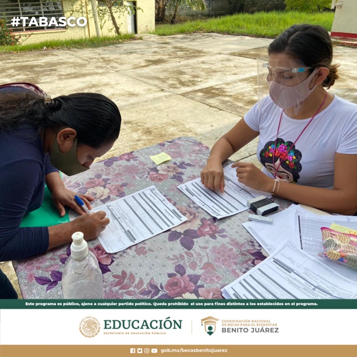 BecasBenito's tweet photo. En cada entrega de #BecasBenitoJuárez:  

Proporcionamos gel antibacterial🧴
Aplicamos 👈#SanaDistancia👉
😷Hacemos uso de cubrebocas 

Recuerda que si te cuidas tú, nos cuidamos todas y todos 😊

#EducarParaTransformar📚 https://t.co/gfA40y7jYN
