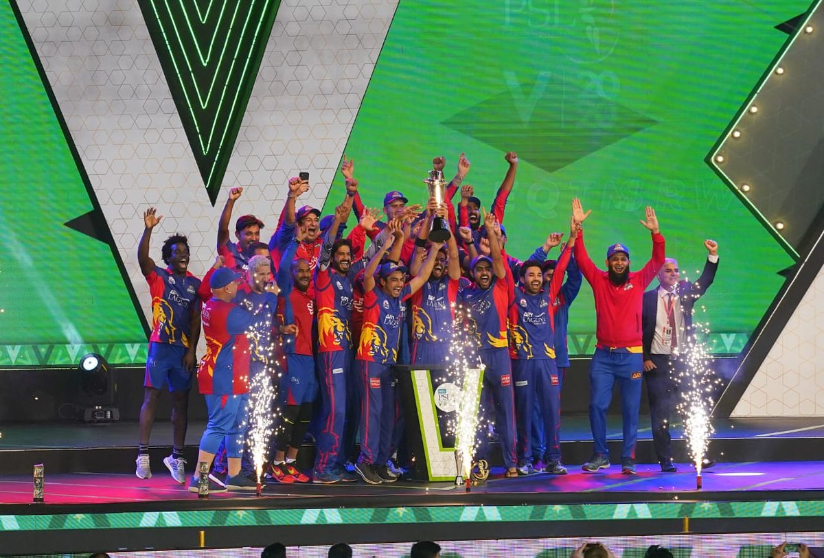 thePSLt20's tweet photo. Ladies and Gentlemen, presenting the champions of the #HBLPSLV:

@KarachiKingsARY

Deano would be proud 💙❤️

 #PhirSeTayyarHain #KKvLQ #HBLPSLV https://t.co/p2mW2qNWuZ