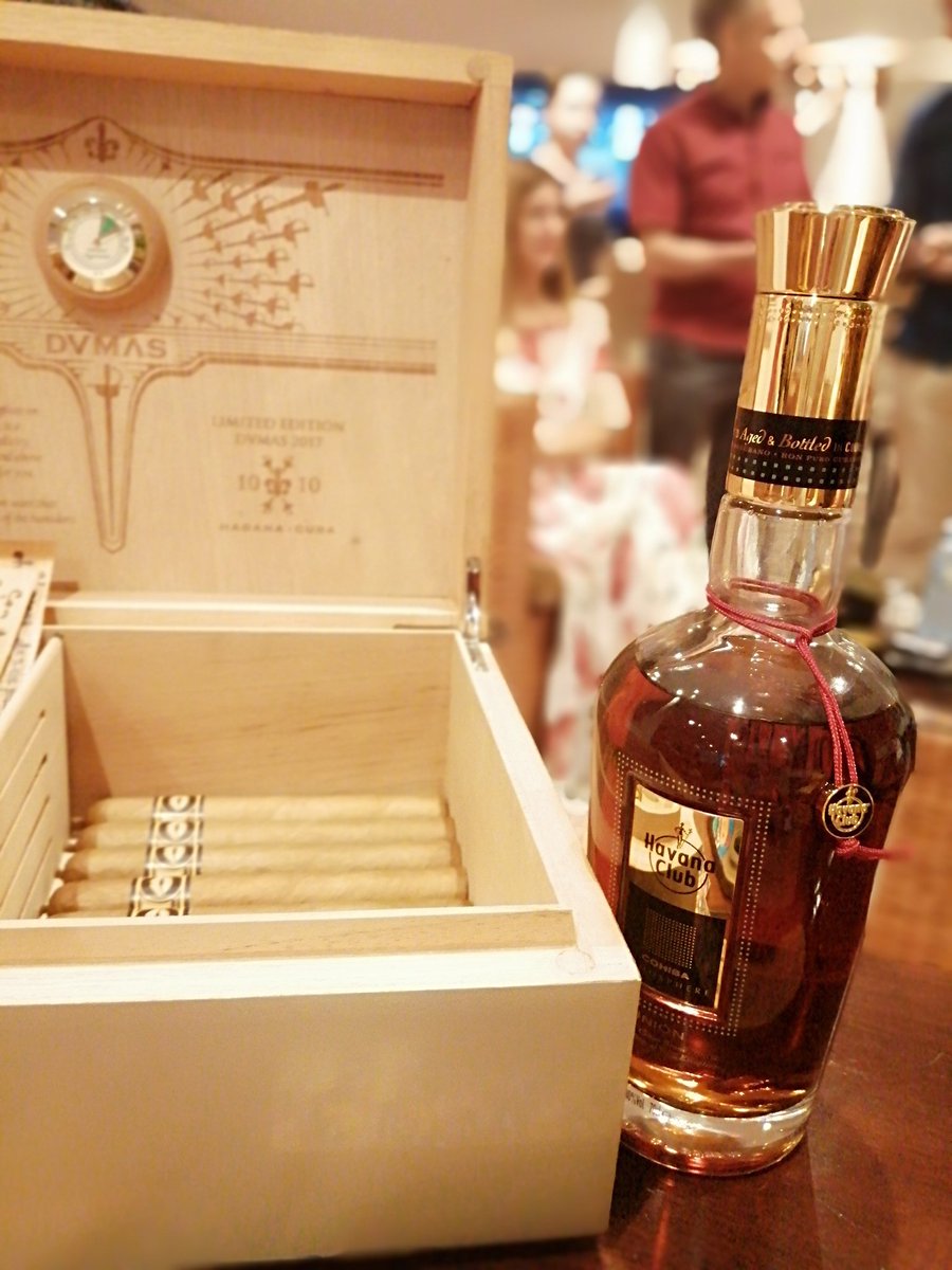 SikereiH's tweet photo. Vi Continued..."to keep old friends for life!" Pairing @_HavanaClub Iconic & Premium Cigars.
Good friends, exquisite Habanos and Rum always in Galiano 121.
#Cuba #G121 #cigarlifestyle #topcigars #humidorlife #cigarssommelier #Cigarcollector #premiumcigar #cigarlovers https://t.co/jIVZ5pHJmS