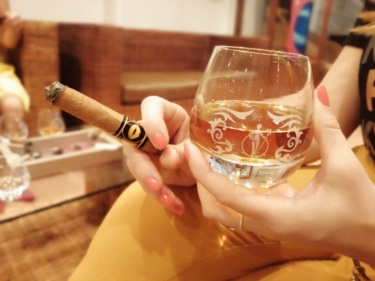 SikereiH's tweet photo. Vi Continued..."to keep old friends for life!" Pairing @_HavanaClub Iconic & Premium Cigars.
Good friends, exquisite Habanos and Rum always in Galiano 121.
#Cuba #G121 #cigarlifestyle #topcigars #humidorlife #cigarssommelier #Cigarcollector #premiumcigar #cigarlovers https://t.co/jIVZ5pHJmS
