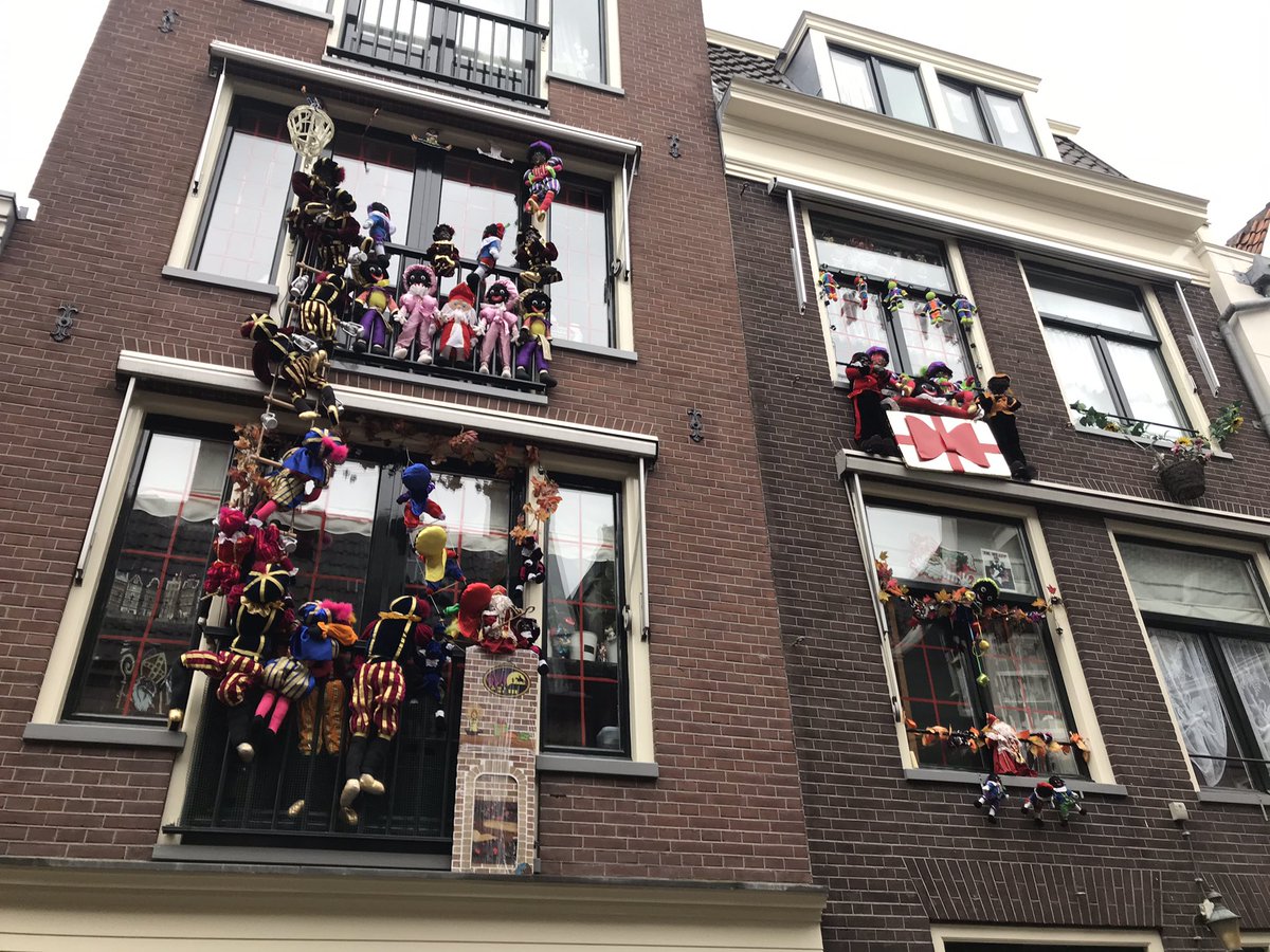 De oorlog in de straat is weer begonnen. Op foto één het statement van de studente. Op foto twee het steeds uitbundigere antwoord van de Jordanese overbuurvrouw. #bijons