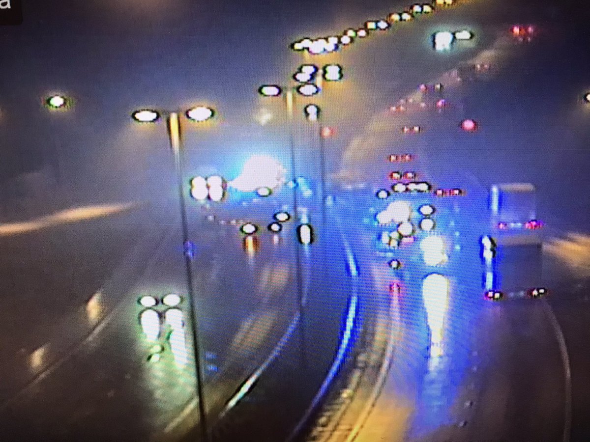 Turunväylällä, Lohjan liittymän kohdalla, vasen ajokaista suljettu molempiin suuntiin. Syynä raskaan ajoneuvon onnettomuus. Tilanne tulee jatkumaan huomiseen ja ruuhkauttamaan aamun työmatkaliikennettä. #pkseutu #liikenne #turunväylä