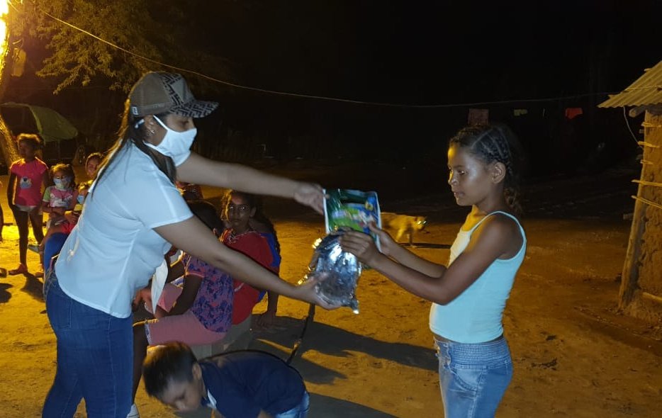 caicemapa's tweet photo. 31- Octubre 2020 esta es Neilys Salas, recibiendo su kit de pinturas , el 14-Noviembre 2020 le cortaron sus alitas. #Justicia @ONIC_Colombia @OngWayuu @CaracolRadio @elheraldoco @DiarioDelNorte https://t.co/7XaRDJCvoV