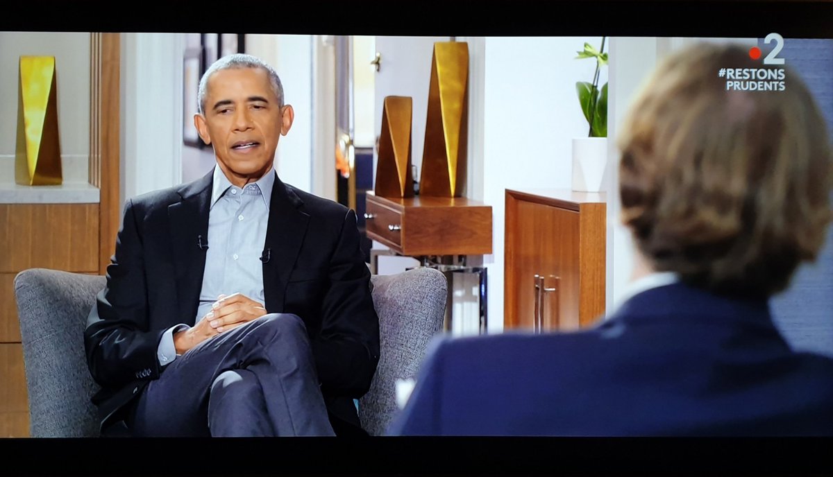 fvallois's tweet photo. "La bonne littérature vous sort de vous-même" Éloge de la lecture par @BarackObama 🙏 #ObamaF2 @France2tv https://t.co/8n65NrlBZI