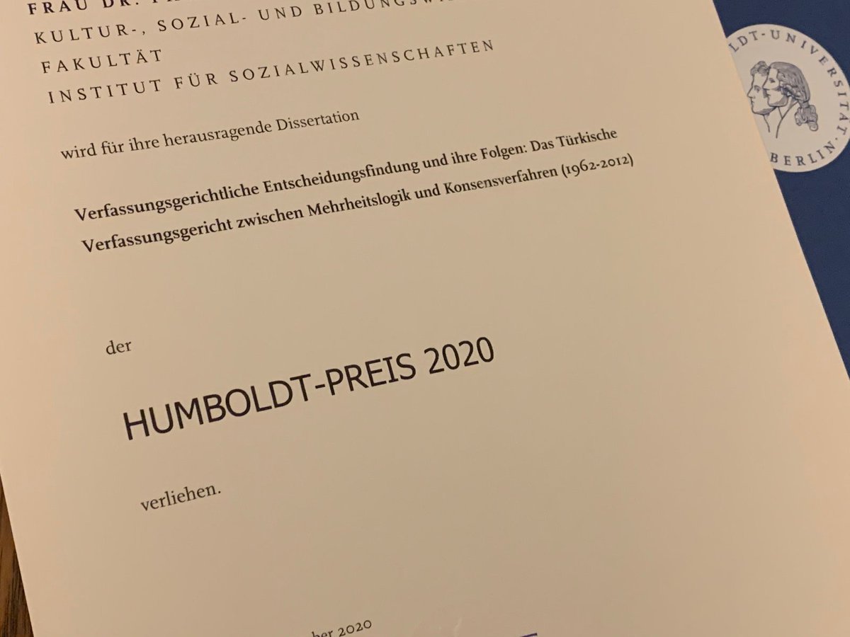 M_AbadAndrade's tweet photo. Ich fühle mich geehrt den #Humboldtpreis 2020 verliehen bekommen zu haben &amp; freue mich Teil der @HumboldtUni zu sein.Videobotschaft der Präsidentin &amp; VPFs und 🥂 kamen per Post. Vielen Dank &amp; Prost https://t.co/Kd79Qd08hw