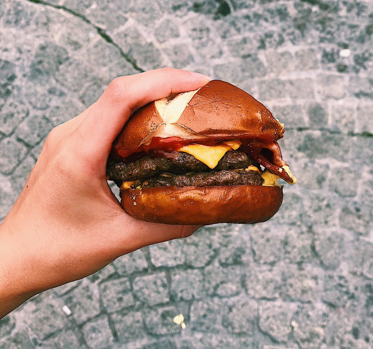 ⚠️ Warning this picture is likely to make you hungry! ⚠️ we’ve got some exciting news to share tomorrow! Keep your eyes peeled peeps 👀
#foodie #burgerlover #dinner #fastfood #delivery #burgers #foodstagram #homemade #foodphotography #bacon #streetfood #food #burgermania