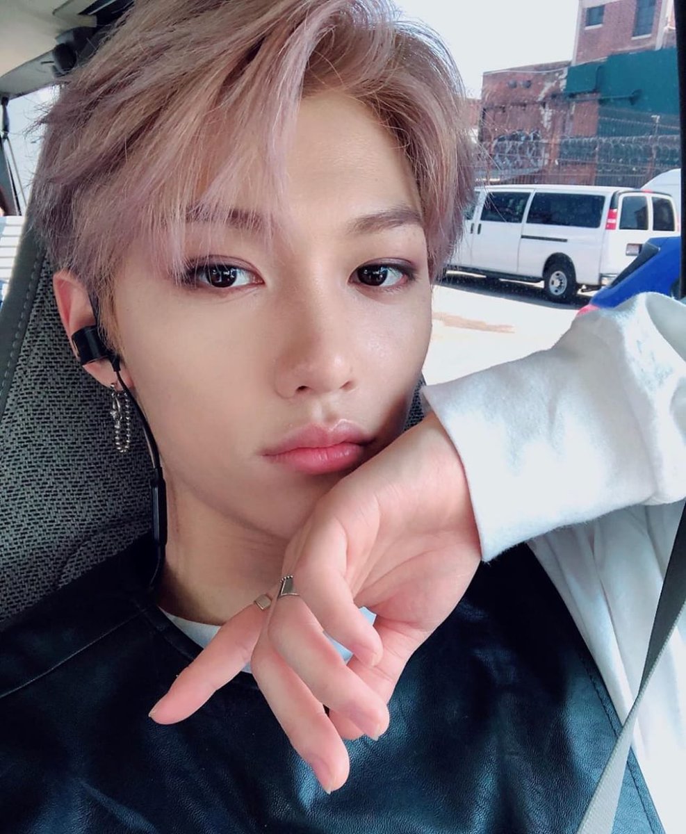 SKZUNlTE's tweet photo. Bom dia, Stays! Meu nome é Felix, porém, todos me conhecem por Kira, o arrasador de corações (hihi). 
Enfim, sei que demorei um pouquinho para me apresentar aqui, mas eu prometo recompensar tudinho depois! 😿 

— #FELIX 🐱 https://t.co/Dt0gnqEHnl