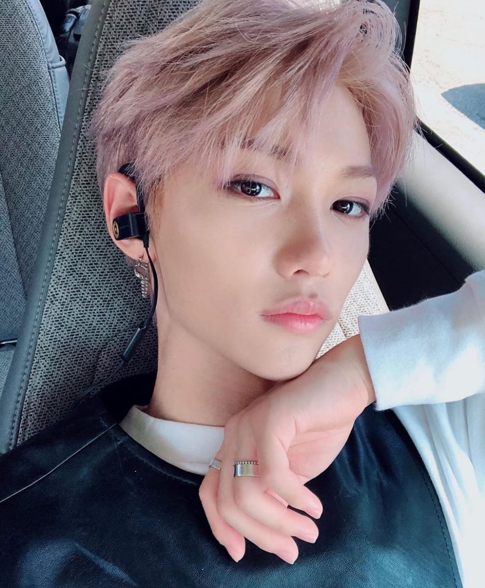 SKZUNlTE's tweet photo. Bom dia, Stays! Meu nome é Felix, porém, todos me conhecem por Kira, o arrasador de corações (hihi). 
Enfim, sei que demorei um pouquinho para me apresentar aqui, mas eu prometo recompensar tudinho depois! 😿 

— #FELIX 🐱 https://t.co/Dt0gnqEHnl