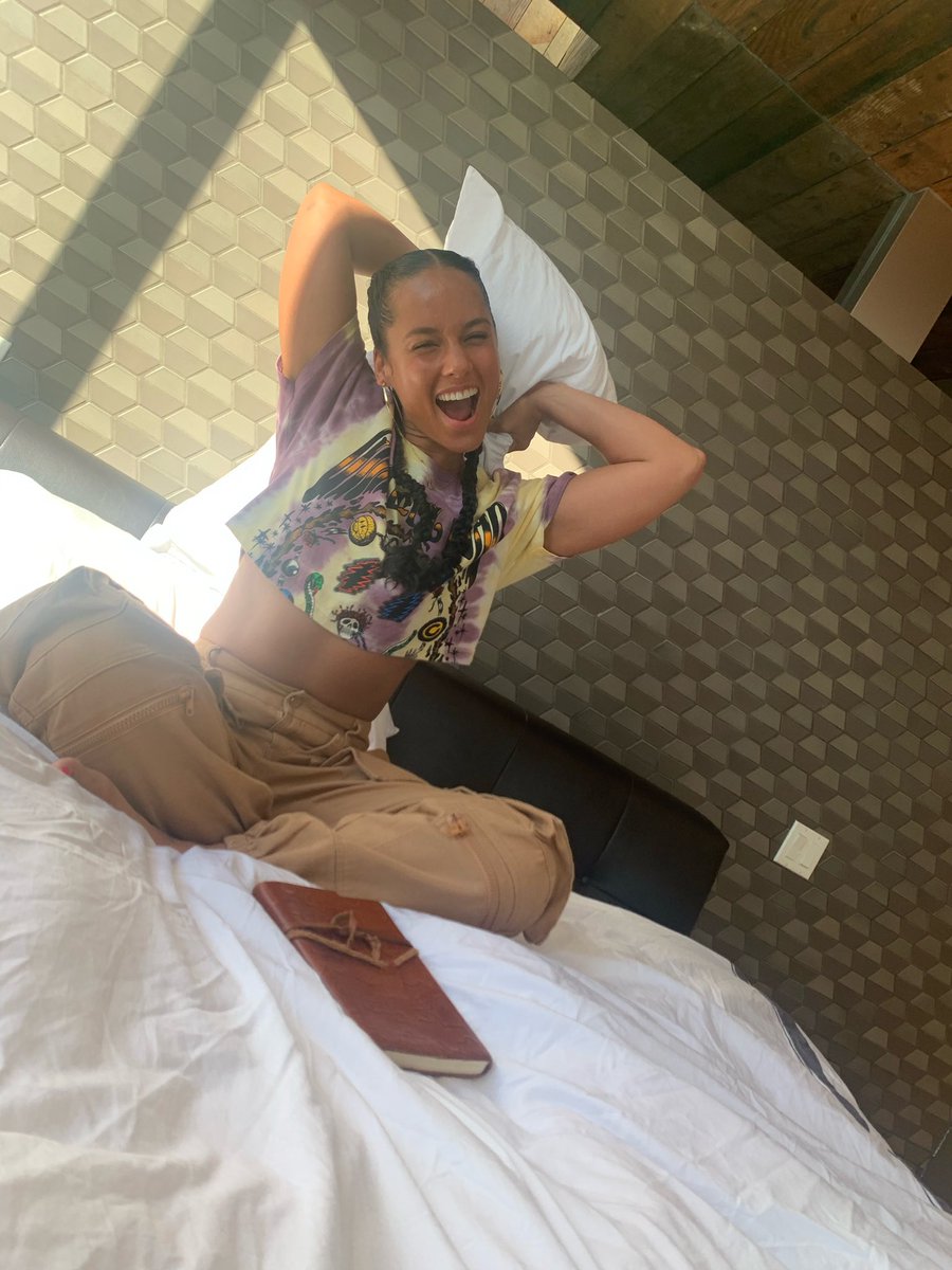 aliciakeys's tweet image. Pillow fight anyone?? ⁣
⁣
The best medicine is laughter!! Make sure u laugh today?!! Sending u ultimate love! ⁣
⁣
And if we had a pillow fight I would win!! 🤣🤣🤣