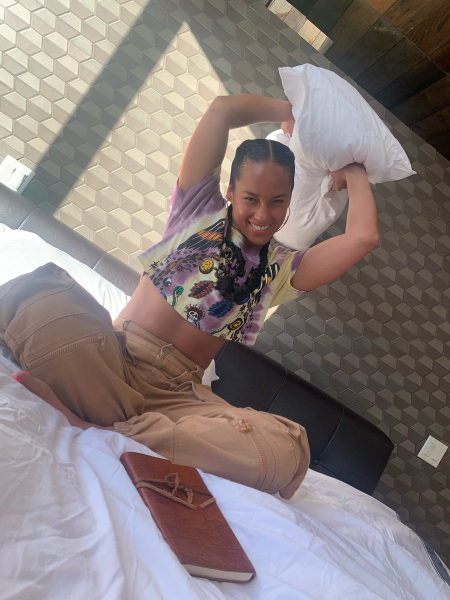 aliciakeys's tweet image. Pillow fight anyone?? ⁣
⁣
The best medicine is laughter!! Make sure u laugh today?!! Sending u ultimate love! ⁣
⁣
And if we had a pillow fight I would win!! 🤣🤣🤣