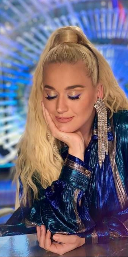 xharryflawless's tweet photo. @katyperry ha decisamente rubato gli orecchini a @MarroneEmma @XFactor_Italia https://t.co/2Rveg0Luqx