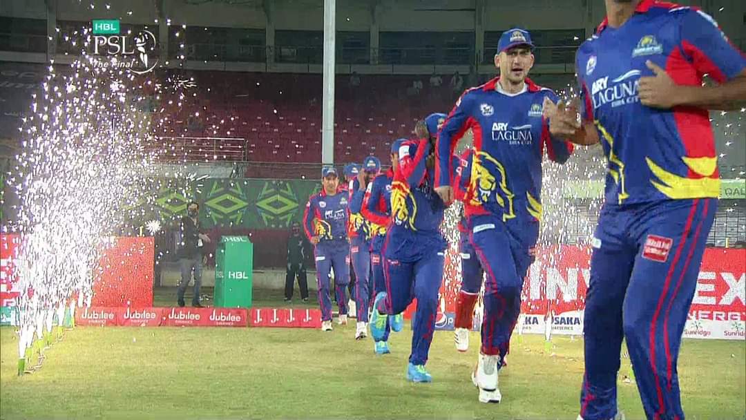 misbaahasghar's tweet photo. Or phir hum #KarachiKings laga ke wings trophy lekar urgayeee akhir 🏆💙💃
#PSLVFinal https://t.co/jnW6XkSQQ7