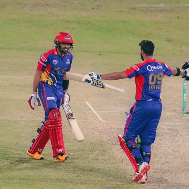 misbaahasghar's tweet photo. Or phir hum #KarachiKings laga ke wings trophy lekar urgayeee akhir 🏆💙💃
#PSLVFinal https://t.co/jnW6XkSQQ7