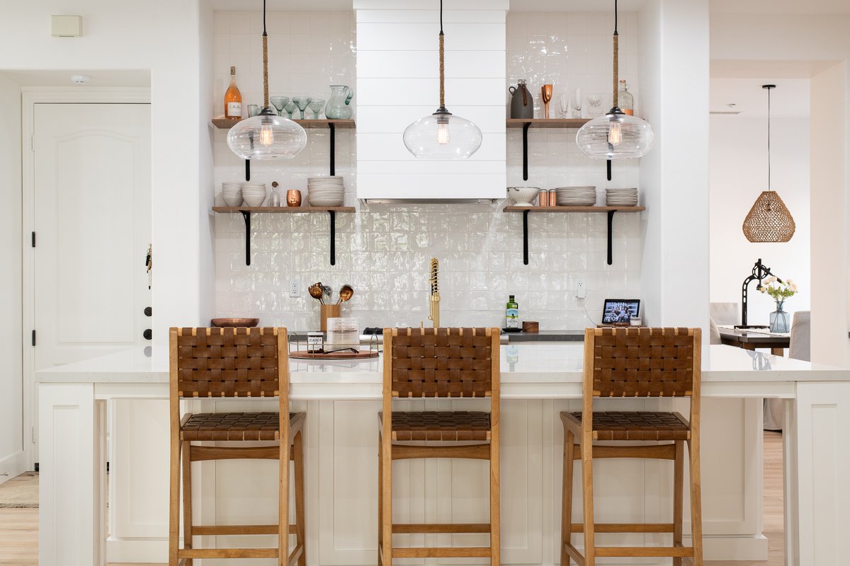 Streamline_Cnst's tweet photo. We definitely made the right choice with this reclaimed wood shelving and these custom, shaker style cabinets.
๐ธ: @leighannrowe
#generalcontractor #occontractor #remodel #homeremodeling #interiors #design #houzz #houzzpro #OrangeCounty #homebuild #kitchen #sanclemente https://t.co/fux2JAFDOC