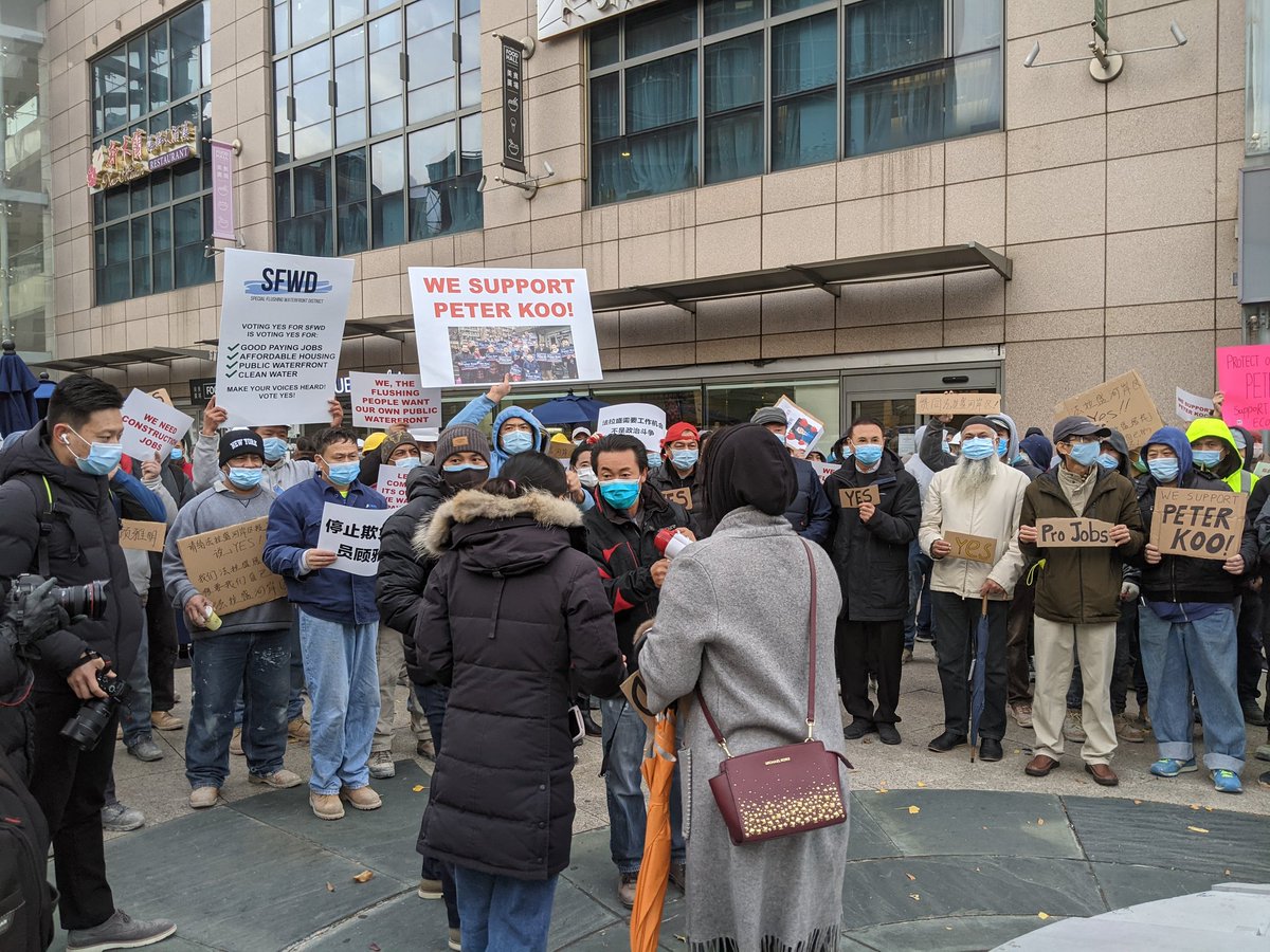 Dualing pressers in Flushing today about a controversial waterfront rezoning project. Left side is  @MinKwonCenter and others, right side of 39th ave are  @CMPeterKoo supporters.