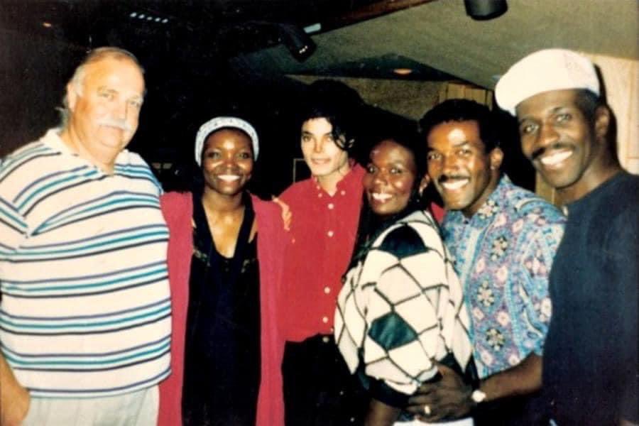 DariusMccrary's tweet photo. #TheMcCrarys, with #BruceSwedien, & @MichaelJackson. Keep the family of #BruceSwedien in your thoughts, & prayers. May he Rest In Peace. #KingofPop #HowardMcCrary #LindaMcCrary #CharityMcCrary #AlfredMcCrary #Legends ๐๐พ https://t.co/a6IH0Pcln0