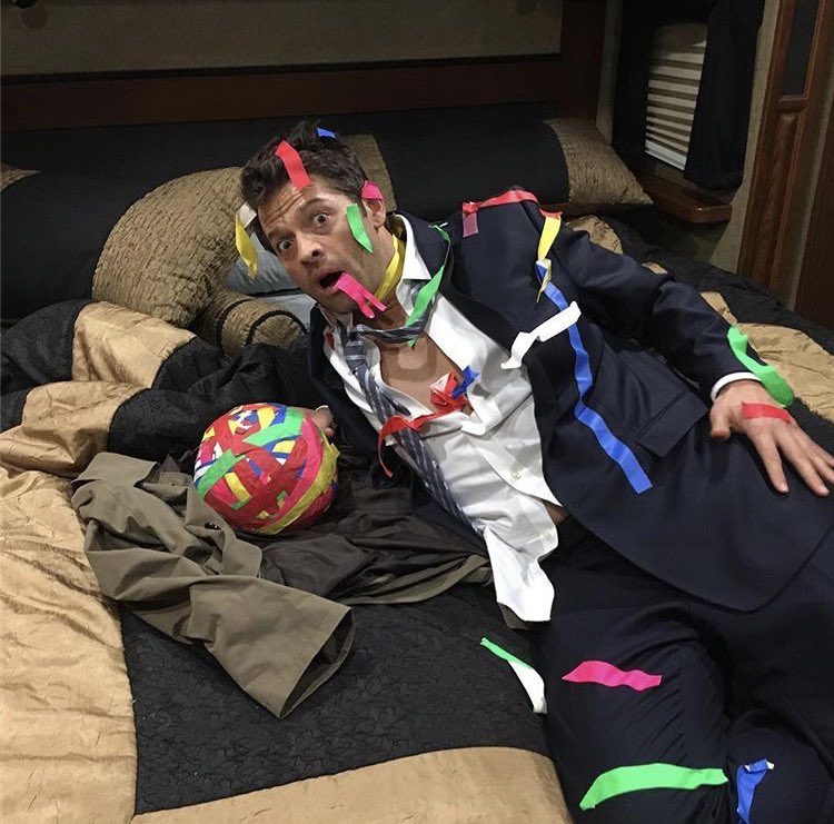 a thread of my fave spn bts set pics bc i’m not ready to say goodbye 