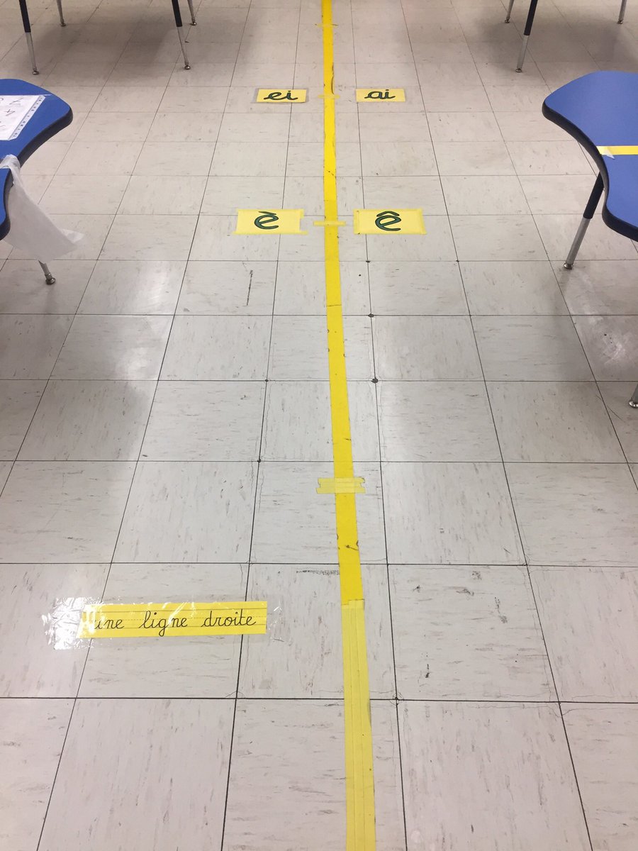 BenmessabihA's tweet photo. #distanciation et #consciencephonologique  . Les élèves utilisent les sons au sol comme marqueurs de distance dans la classe avec en prime une petite révision des différentes #lignes #COVID19 #frenchisfun #sonscomplexes #géométrie #intégrationdematières #grade1 @GabrielleRoyTO https://t.co/lQrE5UQ4ga