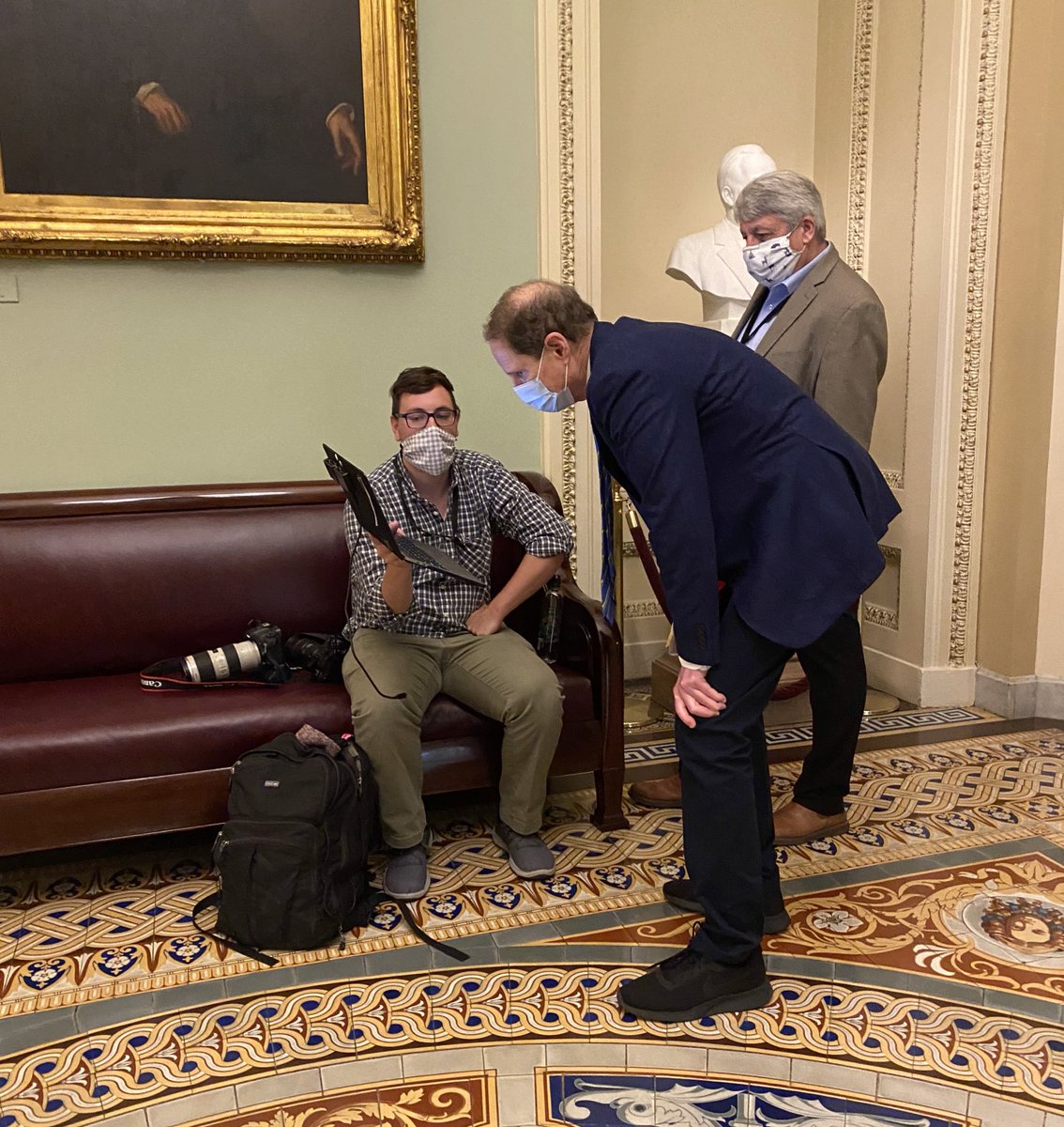 natsfert's tweet photo. Sen @RonWyden stopped by to help @Al_Drago ID a lawmaker in a photo. Helpful pacific northwesterners, what can I say? https://t.co/fslP3W881f