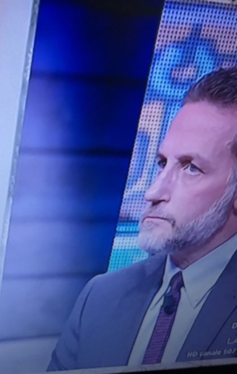 TheReportZone's tweet photo. @MassimGiannini porta con sè, come ricordo della lunga #quarantena ed ospedalizzazione dovuta al #Covid_19 , una folta barba bianca. Un’immagine fortemente emotiva e che dovrebbe farci riflettere. Adesso a #dimartedì https://t.co/TaASFdQhrz
