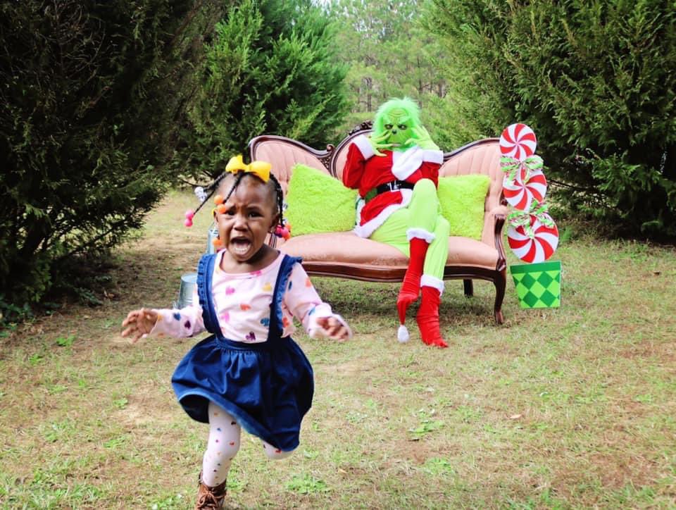 There’s a photographer in Mississippi (Amy Sue Childs on FB) doing pictures where the Grinch sneaks up on kids...I AM HOLLIN 🤣😭