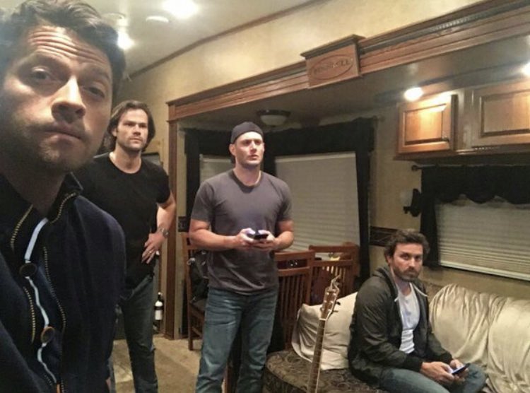 a thread of my fave spn bts set pics bc i’m not ready to say goodbye 