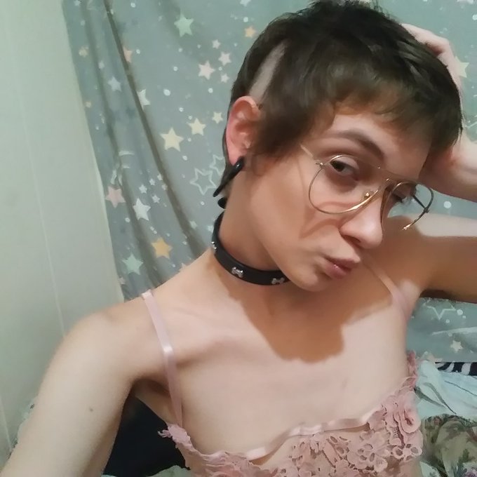 I basically never wear pink, but here we go lol. I also cut and dyed my hair again haha  https://t.co/1AoYvCQEbf