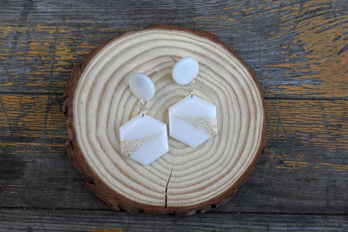 modellareisogni's tweet photo. Winter White and Gold Leaf Hexagon Dangle Earrings https://t.co/Fxz12XsL3B @Etsy #etsy #etsyjewelry #madeinItaly #epoxyresin #resinart #etsyretwt #promoboostme #shopetsy #CraftPromoter #etsysocial #CraftShout #Etsy_Today #bestofetsy #Etsyfind #etsyboebot #blackfriday https://t.co/G3esnQ5RYy