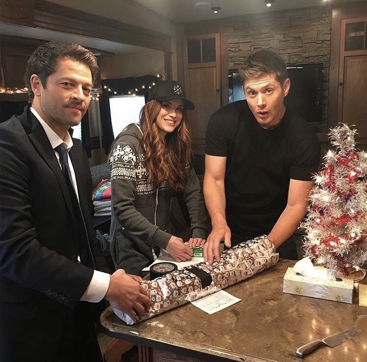 a thread of my fave spn bts set pics bc i’m not ready to say goodbye 