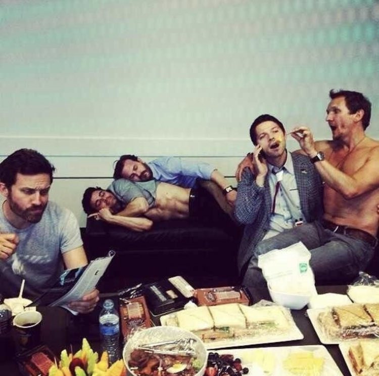 a thread of my fave spn bts set pics bc i’m not ready to say goodbye 