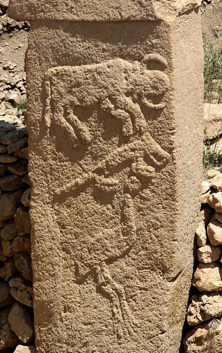 Mağara sanatından bu yana, tapınağın duvarı ruhlar dünyasını örten bir tüldür. Hayvanın görünür hale gelmesi öte dünyadan çekip alma eylemidir. İşte görünür hale gelen şekil, bir ruh hayvanıdır. Bu sebepten bir Tapınak her zaman sonsuzluğa geçişin mekanıdır... 
#göbeklitepe