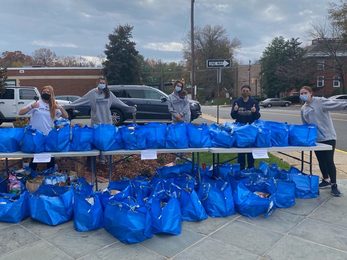 GWsports's tweet photo. Despite the challenges of the pandemic, our Colonials of the Week collected 40 baskets of groceries, plus an extra $4,000 in donations, to help feed local families in need. Congrats to @GW_Lacrosse on another successful Colonial Harvest! 🍗🥔🥧
➡️ https://t.co/dciHDBUe4T https://t.co/FKyLztj7gH